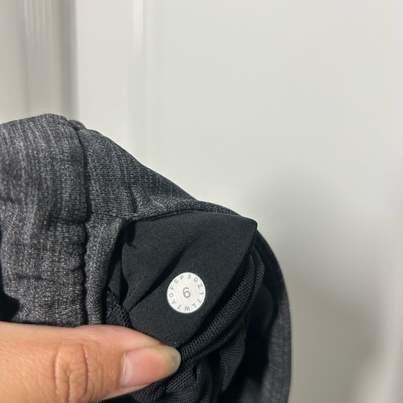 Lululemon On The Fly Shorts Gray Athletic Shorts size 6 - Picture 9 of 10